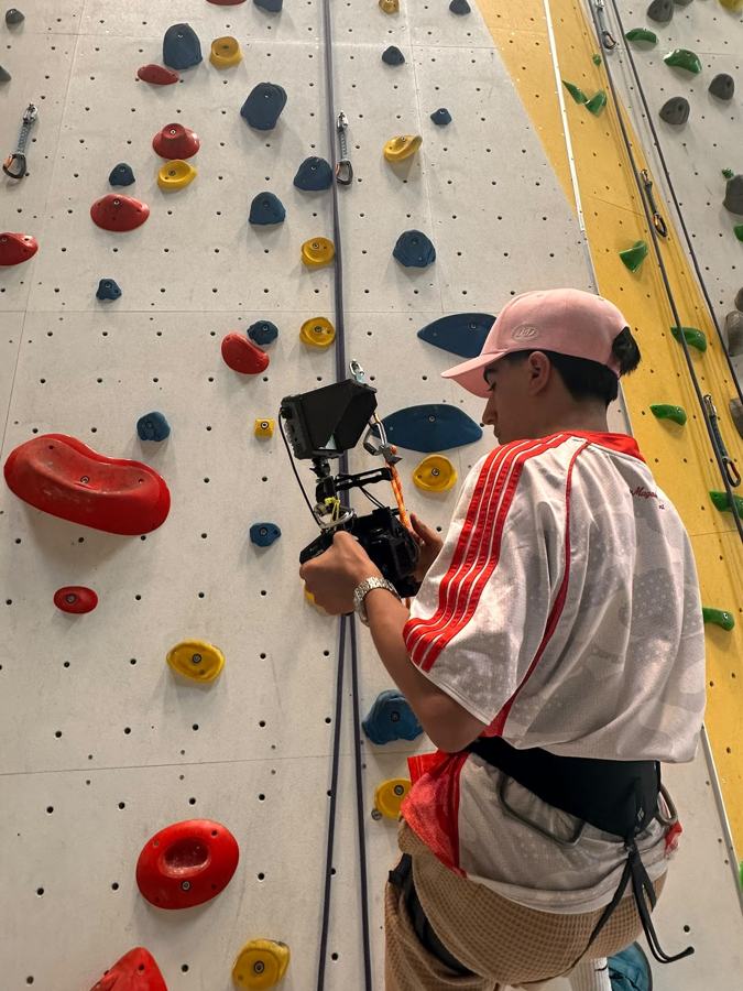 Tournage sur un mur d’escalade avec une caméra équipée d’un moniteur
