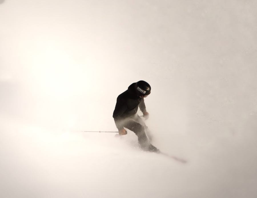 Skieur dans un nuage de neige blanche